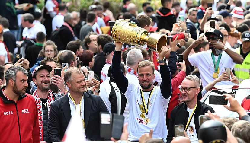 Haben zusammen schon viel erreicht, wie den DFB-Pokal-Sieg 2025 (von links): Fabian Wohlgemuth, Sebastian Hoene&szlig; und Alexander Wehrle.