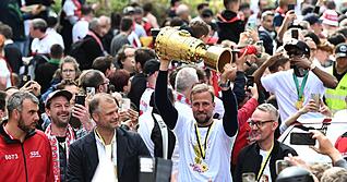 Haben zusammen schon viel erreicht, wie den DFB-Pokal-Sieg 2025 (von links): Fabian Wohlgemuth, Sebastian Hoene&szlig; und Alexander Wehrle.