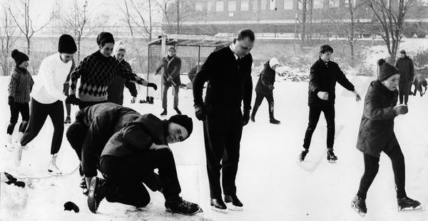 1968: Die Eislaufbahn auf der Heilbronner Schaeuffelenschen Insel ist gut besucht.