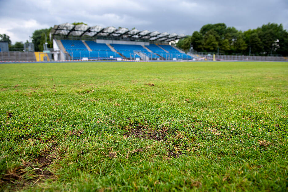 Rasen im Frankenstadion ist nach Ärzte-Konzert ein Acker, Tartanbahn beschädigt Rasen im Frankenstadion ist nach Ärzte-Konzert ein Acker, Tartanbahn beschädigt