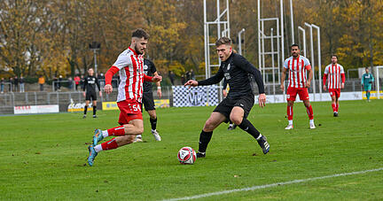 Sedar Arslan (Türkspor Neckarsulm, links) im Duell mit Jannik Danecker (VfR).