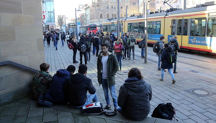 Blick von der Treppe der Kilianskirche: Auf dem Heilbronner Marktplatz hat sich nach Polizeiangaben eine Kontaktszene f&uuml;r Drogenhandel gebildet. Foto: Andreas Veigel