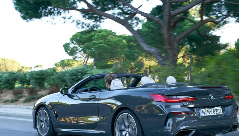 Ist das Fl&auml;chenverdeck ge&ouml;ffnet, kommt die sportliche Silhouette gut zur Geltung.