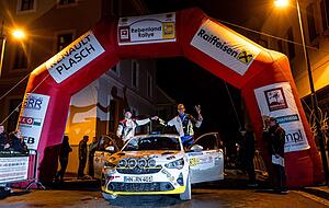 Hatten nach rund 144 Kilometern allen Grund zur Freude: René Noller (rechts) und Marco Glasen mit ihrem Opel Corsa Rally4.