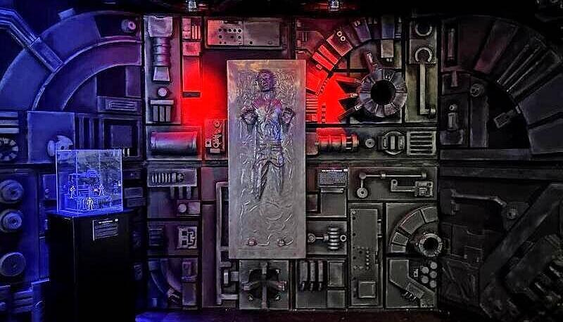 Der in Karbonit eingefrorene Han Solo ist nur eine von vielen beeindruckenden Attrappen der Ausstellung.