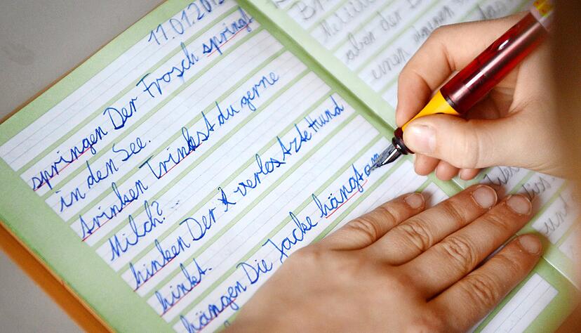 Eine Grundsch&uuml;lerin schreibt W&ouml;rter in ihr Heft. Baden-W&uuml;rttembergs Kultusministerin Eisenmann m&ouml;chte gemeinsam mit Schleswig-Holstein und Hamburg den Fokus an den Schulen st&auml;rker auf die Rechtschreibung legen.
Foto: Sebastian Gollnow/dpa
