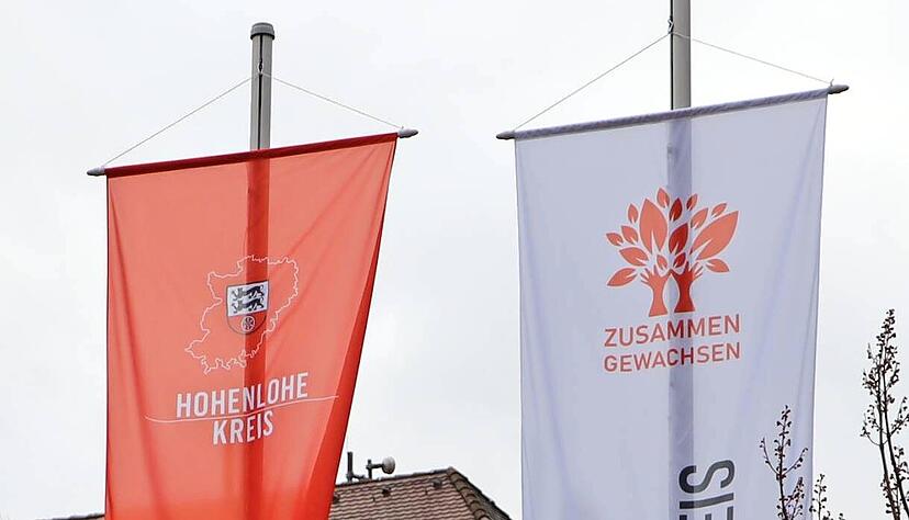 Vor dem Landratsamt in Künzelsau wehen jetzt die Jubiläumsfahnen.
Foto: privat Vor dem Landratsamt in Künzelsau wehen jetzt die Jubiläumsfahnen.
Foto: privat