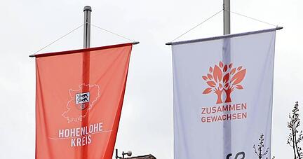 Vor dem Landratsamt in Künzelsau wehen jetzt die Jubiläumsfahnen.
Foto: privat
