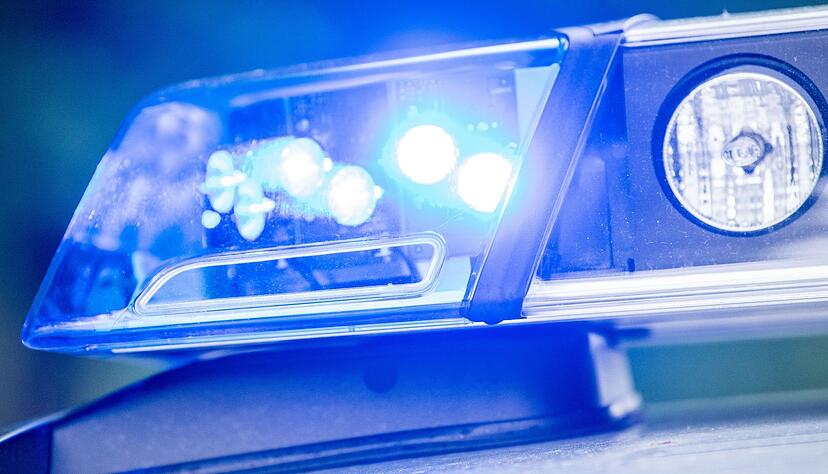 Ein Blaulicht leuchtet an einer Polizeistreife.