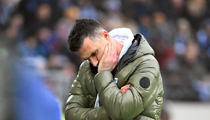 Sichtlich frustriert: Karlsruhes Cheftrainer Christian Eichner. Sichtlich frustriert: Karlsruhes Cheftrainer Christian Eichner.