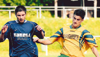 Alles unter Kontrolle: Obwohl hier der M&uuml;hlbacher Benjamin Reimold (rechts) Norman Hohenreuther vom TSV Waldangelloch auf und davon rennt, gewannen die G&auml;ste am ersten Spieltag mit 3:1.Foto: Klaus Kr&uuml;ger