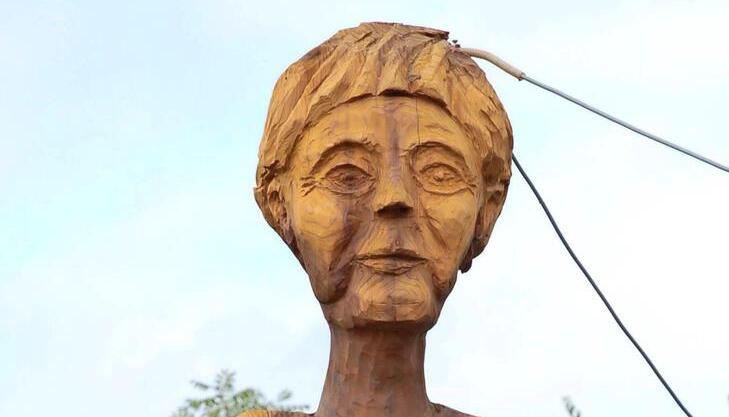 Zwei wichtige Gestalten der Weltpolitik hat sich Fritz Layher aus Mammutb&auml;umen schnitzen lassen: Merkel und Putin.Fotos: Stefanie Pf&auml;ffle