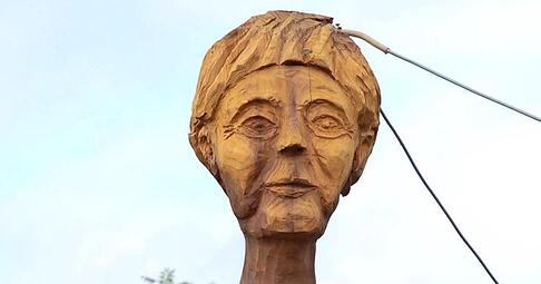 Zwei wichtige Gestalten der Weltpolitik hat sich Fritz Layher aus Mammutbäumen schnitzen lassen: Merkel und Putin.Fotos: Stefanie Pfäffle Zwei wichtige Gestalten der Weltpolitik hat sich Fritz Layher aus Mammutbäumen schnitzen lassen: Merkel und Putin.Fotos: Stefanie Pfäffle