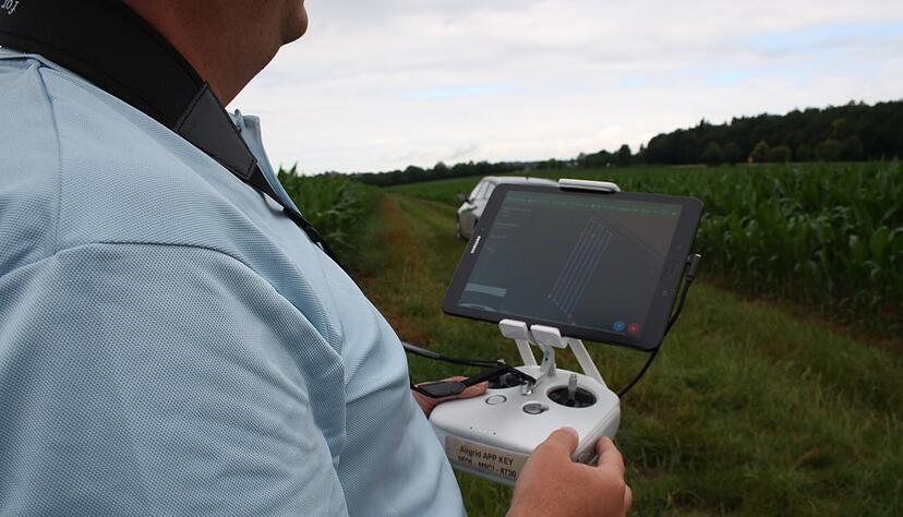 Durch ein Computer-Programm ist genau festgelegt, welche Bahnen die Drohne über das Feld fliegen soll. Durch ein Computer-Programm ist genau festgelegt, welche Bahnen die Drohne über das Feld fliegen soll.