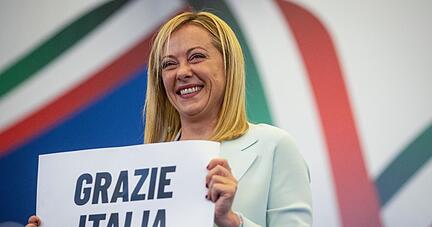 Strahlende Siegerin: Giorgia Meloni, Vorsitzende der rechtsradikalen Partei Fratelli d'Italia, hält ein Schild mit der Aufschrift «Grazie Italia» («Danke Italien»). Strahlende Siegerin: Giorgia Meloni, Vorsitzende der rechtsradikalen Partei Fratelli d'Italia, hält ein Schild mit der Aufschrift «Grazie Italia» («Danke Italien»).