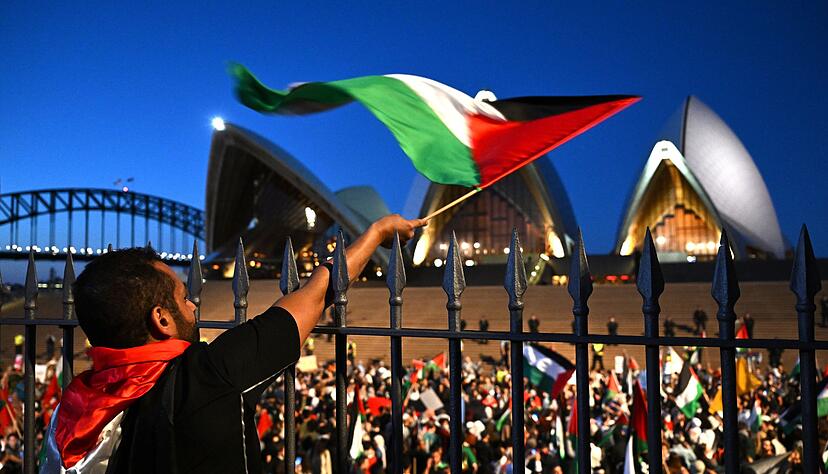 Menschen demonstrieren f&uuml;r ein freies Pal&auml;stina vor dem Opernhaus von Sydney. (Archivbild)