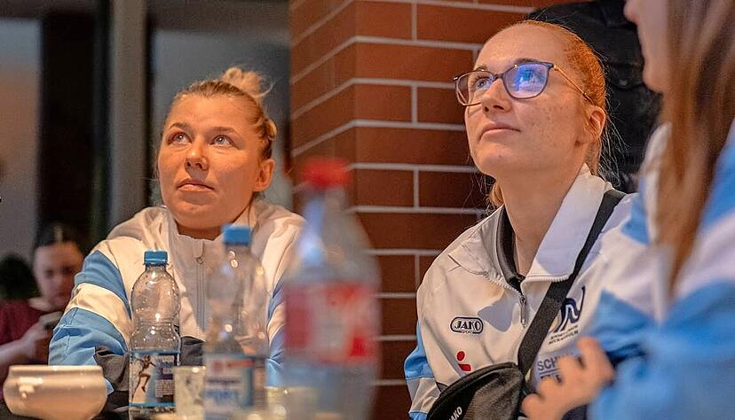 Bis auf Weiteres nur Zuschauerin: Kamila Kordovsk&aacute; (links) hat sich bei einem Einsatz f&uuml;r die tschechische Nationalmannschaft an der Schulter verletzt und wird l&auml;nger ausfallen.