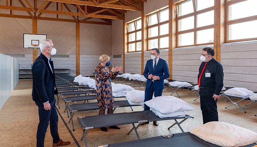 Der Landtagsabgeordnete Siegfried Lorek (2.v.r.) machte sich vor Ort ein Bild von den Erstunterkünften in Heilbronn ... Der Landtagsabgeordnete Siegfried Lorek (2.v.r.) machte sich vor Ort ein Bild von den Erstunterkünften in Heilbronn ...