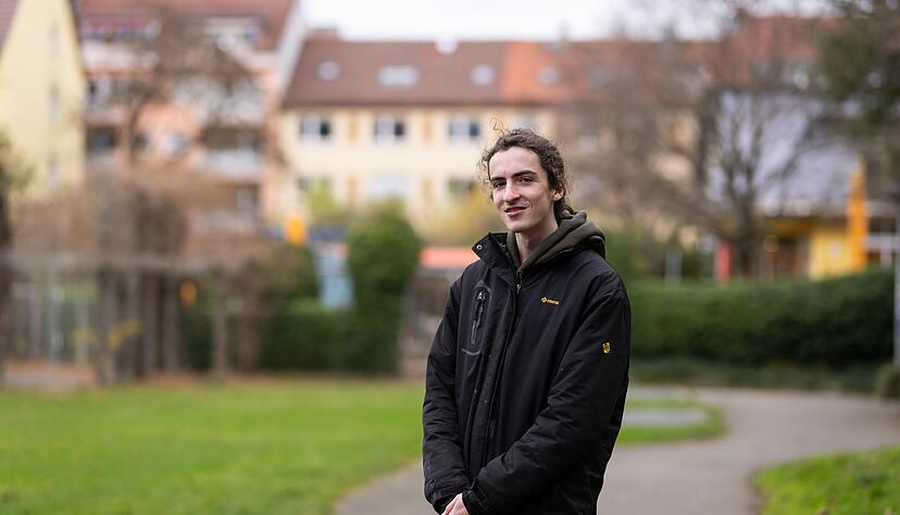 Ein Ex-Oberstufenschüler soll bearbeitete Fotos eines Jugendoffiziers der Bundeswehr verbreitet haben, die diesen in die Nähe der SS rücken sollen. (Archivbild) Ein Ex-Oberstufenschüler soll bearbeitete Fotos eines Jugendoffiziers der Bundeswehr verbreitet haben, die diesen in die Nähe der SS rücken sollen. (Archivbild)