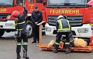 Die Freiwillige Feuerwehr gibt mit einer Übung einen Einblick in die Höhenrettung. Die Freiwillige Feuerwehr gibt mit einer Übung einen Einblick in die Höhenrettung.