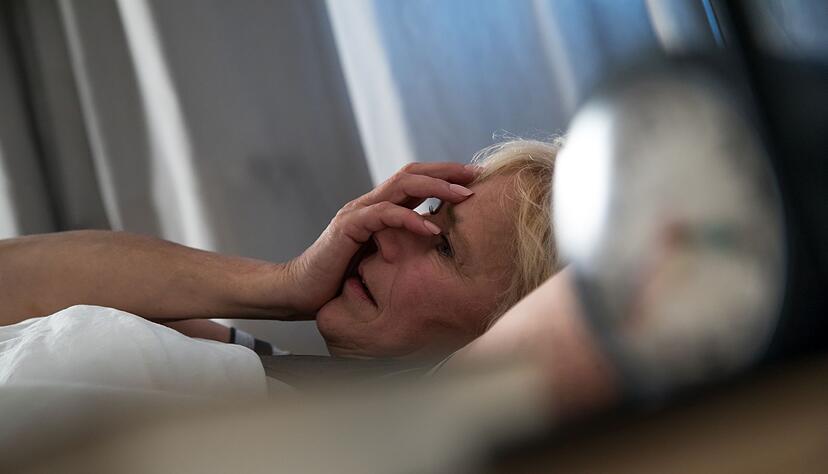 Hitzewallungen zählen zu den typischen Beschwerden der Wechseljahre. Und sie können Frauen die Nächte ordentlich vermiesen. Hitzewallungen zählen zu den typischen Beschwerden der Wechseljahre. Und sie können Frauen die Nächte ordentlich vermiesen.