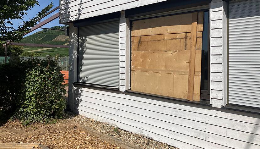 Auch beim TGV Dürrenzimmern sind Einbrecher eingestiegen. Sie zerstörten ein Fenster, das provisorisch mit Spanplatten verblendet wurde. Auch beim TGV Dürrenzimmern sind Einbrecher eingestiegen. Sie zerstörten ein Fenster, das provisorisch mit Spanplatten verblendet wurde.