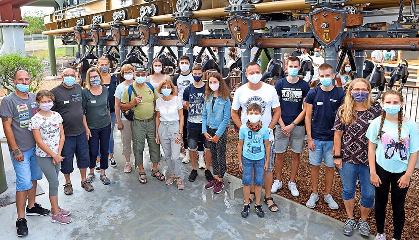 Bereit zur Abfahrt: Die Gewinner der Lesersommer-Aktion unserer Zeitung testen die Hals-über-Kopf-Achterbahn in Tripsdrill.
Foto: Ralf Seidel Bereit zur Abfahrt: Die Gewinner der Lesersommer-Aktion unserer Zeitung testen die Hals-über-Kopf-Achterbahn in Tripsdrill.
Foto: Ralf Seidel