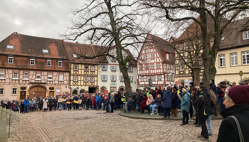 Rund 600 Menschen gingen in Bad Wimpfen gegen Rechts auf die Straße. Rund 600 Menschen gingen in Bad Wimpfen gegen Rechts auf die Straße.