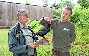 "Grünes Abitur" auf dem Vereinsgelände: Prüfer Thomas Eichkorn (links) prüft Jungjäger Fabian Kleinknecht im Fach Wildtierkunde. "Grünes Abitur" auf dem Vereinsgelände: Prüfer Thomas Eichkorn (links) prüft Jungjäger Fabian Kleinknecht im Fach Wildtierkunde.