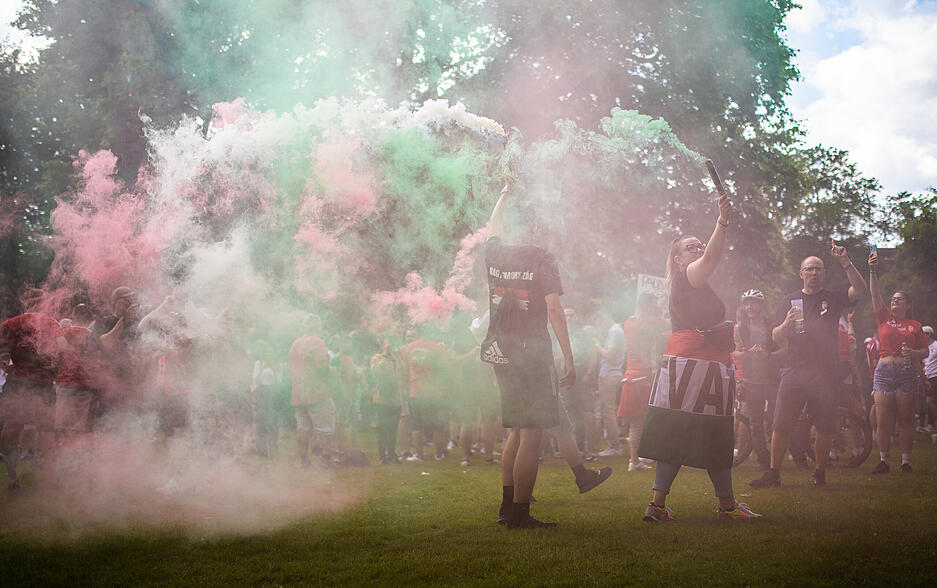 Die Fans hielten Pyrotechnik in den Farben der Ungarischen Flagge in die Höhe. Die Fans hielten Pyrotechnik in den Farben der Ungarischen Flagge in die Höhe.