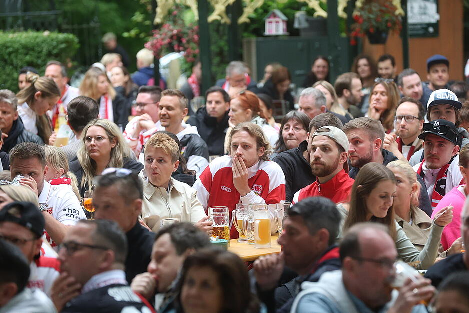 Hier noch Anspannung in den Mienen der VfB-Fans im Heilbronner Foodcourt. Hier noch Anspannung in den Mienen der VfB-Fans im Heilbronner Foodcourt.