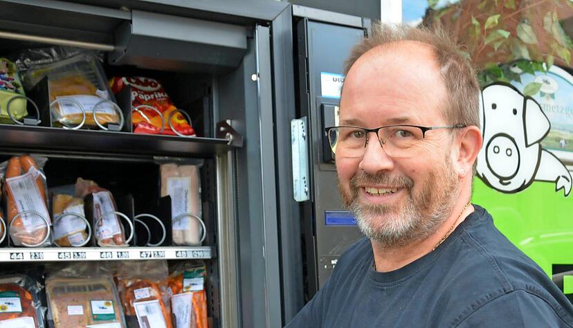 Der Frankenbacher Metzgermeister Michael W&uuml;rttemberger beim Nachf&uuml;llen. Foto: Ulrike Plapp-Schirmer