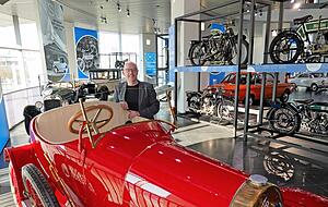 Stefan Felber hat die Ausstellung "Der f&uuml;nfte Ring" in Ingolstadt als Prolog zu einer noch gr&ouml;&szlig;eren Ausstellung im kommenden Jahr in Neckarsulm konzipiert. Hier steht er an einem NSU 5/15 von 1914.