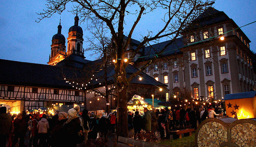 Beliebt ist auch der Schöntaler Weihnachtsmarkt, nicht nur wegen der imposanten Kloster-Kulisse. Beliebt ist auch der Schöntaler Weihnachtsmarkt, nicht nur wegen der imposanten Kloster-Kulisse.