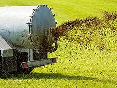 Ein G&uuml;llefass ist bei einem Unfall bei Krautheim am Montagabend ausgelaufen.