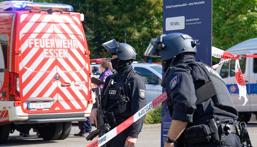 Die Polizei wird zu einem Großeinsatz gerufen. Die Polizei wird zu einem Großeinsatz gerufen.