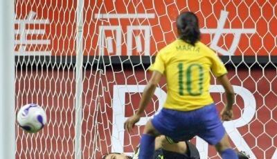 Die Deutsche Torfrau Angerer (unten) h&auml;lt den Foulelfmeter der Brasilianerin Marta.