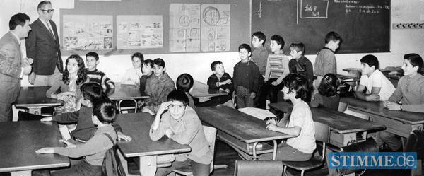 1970: Lehrer Mehmet Okan nimmt in der Sontheimer Schule Auf dem Bau mit 20 türkischen Kindern den Schulunterricht auf.