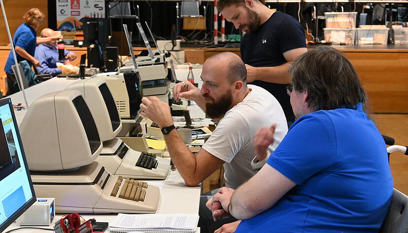 Fachsimpeln und selber ausprobieren heißt es das ganze Wochenende bei der Classic Computing 2024