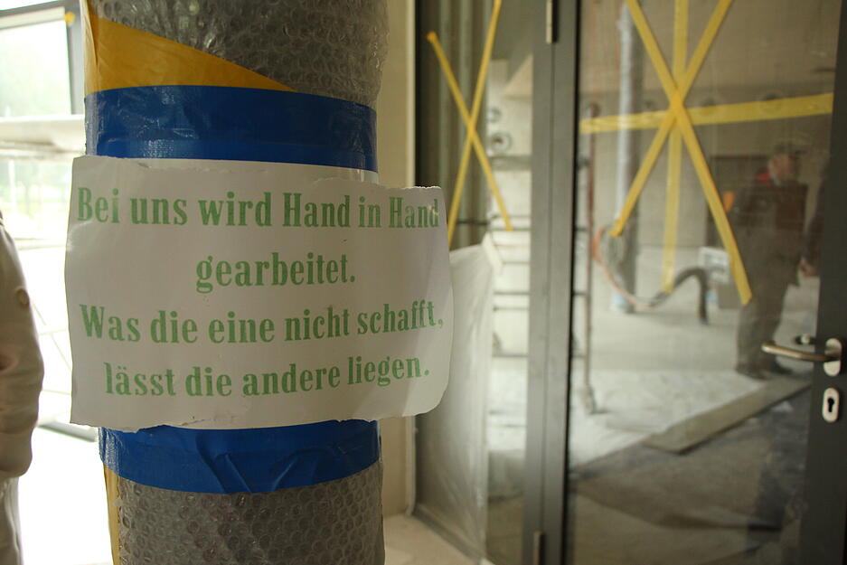 Bauarbeiter-Humor im Niedernhaller Solebad, das kurz vor der Eröffnung steht.