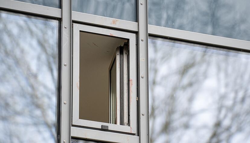 Ein blutverschmiertes Fenster in einem Hotel in Werne, in dem eine Frau erstochen wurde.