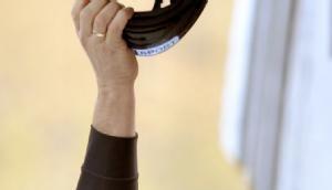 Karl Angerer streckt nach dem Sieg jubelnd den Helm in die H&ouml;he.