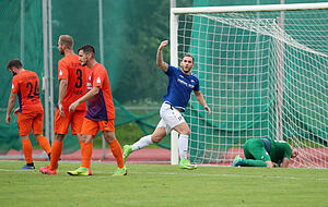Nico Charrier freut sich &uuml;ber seinen Treffer zum 1:0. Torwart Andreas Dups liegt am Boden.