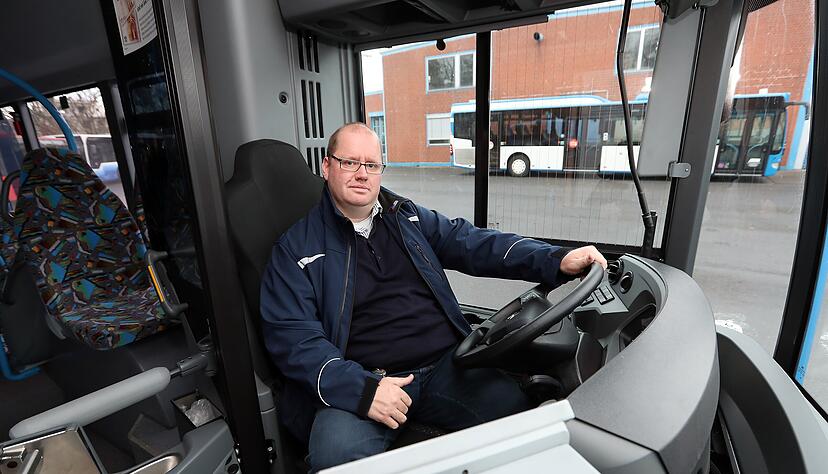 Busfahrer Jan Stawarz (37) vermisst das Geräusch des Motors, wenn er mit dem Elektrobus unterwegs ist. Foto: Andreas Veigel