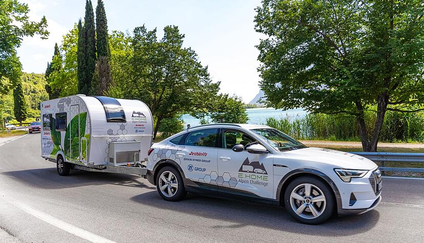 Testfahrt: Der Anhänger steht dem Zugfahrzeug elektrisch bei.