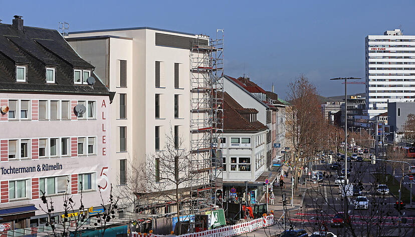 Allee / Ecke Kilianstraße im Jahr 2024: Am ehemaligen Standort des Kaufhauses Barthel wird das Hotel Holiday Inn gebaut.