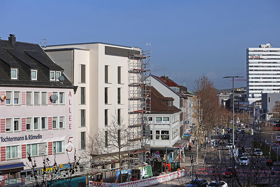 Allee / Ecke Kilianstraße im Jahr 2024: Am ehemaligen Standort des Kaufhauses Barthel wird das Hotel Holiday Inn gebaut.