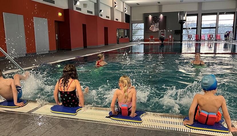 Auch im Hallenbad Möckmühl gibt es regelmäßig Schwimmkurse, die von der DLRG-Ortsgruppe geleitet werden.