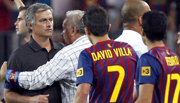 Real-Trainer Jose Mourinho (l) hat im Getümmel mit Barcelona seine Finger nicht unter Kontrolle gehabt. Real-Trainer Jose Mourinho (l) hat im Getümmel mit Barcelona seine Finger nicht unter Kontrolle gehabt.