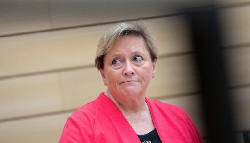 Baden-Württembergs Kultusministerin Susanne Eisenmann (CDU) sitzt im Landtag.